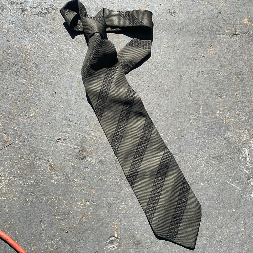 GIORGIO ARMANI Men's Triped Tie green Black and geometric style OS.
